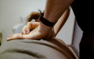 Masaż biurowy – kompleksowy przewodnik po korzyściach dla pracowników i pracodawców